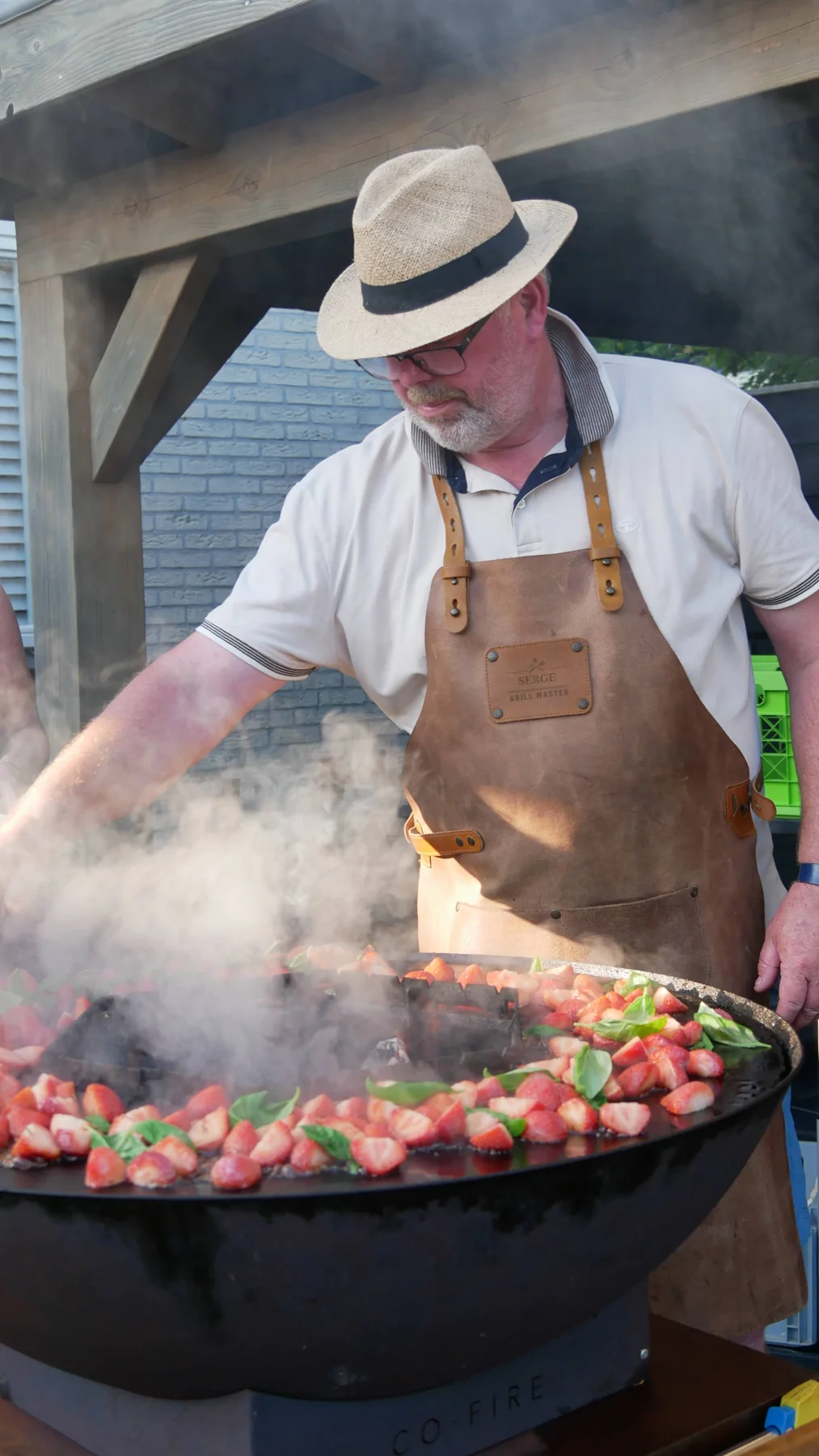 Serge aan het werk bij de smoker